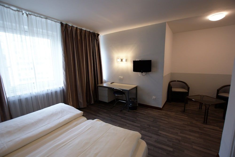 Bahn Hotel Double Room 4