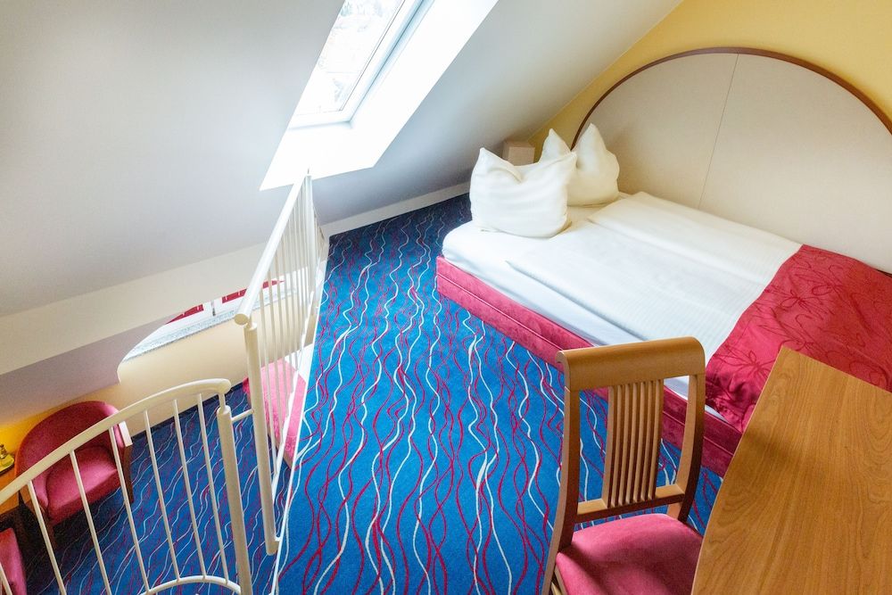 Hotel am Schillerpark Triple Room 4