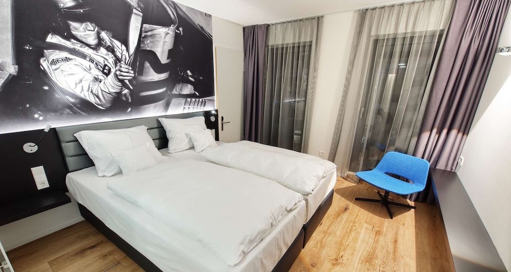 V8 Hotel Motorworld Region Stuttgart, BW Premier Collection Design Room, 1 Double Bed (Quiet Location) 5
