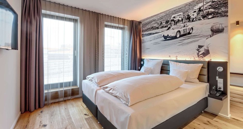 V8 Hotel Motorworld Region Stuttgart, BW Premier Collection Junior Suite, 1 Double Bed, Kitchenette 2