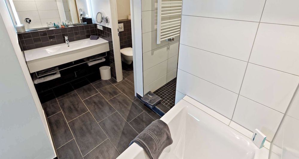 V8 Hotel Motorworld Region Stuttgart, BW Premier Collection Junior Suite, 1 Double Bed, Kitchenette 4