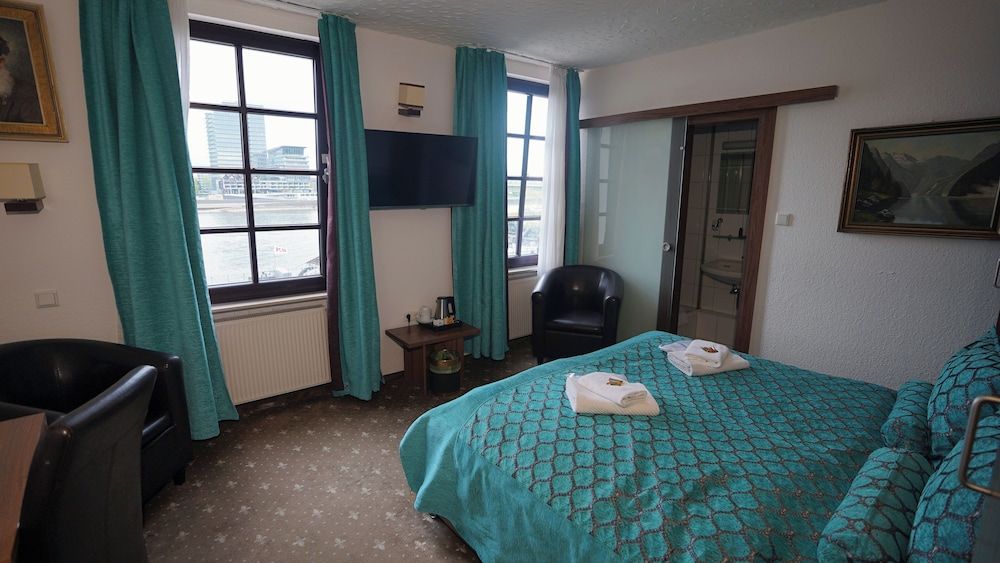 Löwenbräu Köln Hotel & Restaurant Standard Double Room 11