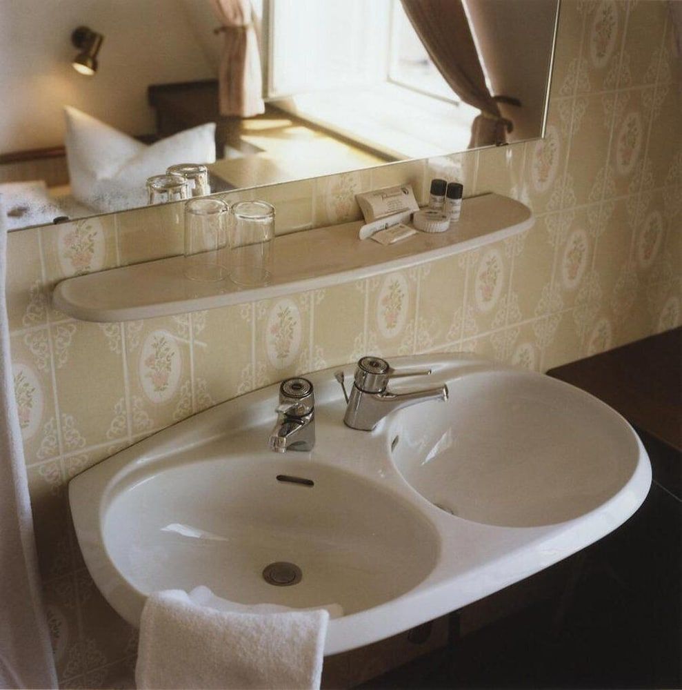 Hotel Jedermann Basic Double or Twin Room, Shared Bathroom (no TV no WLAN) 2