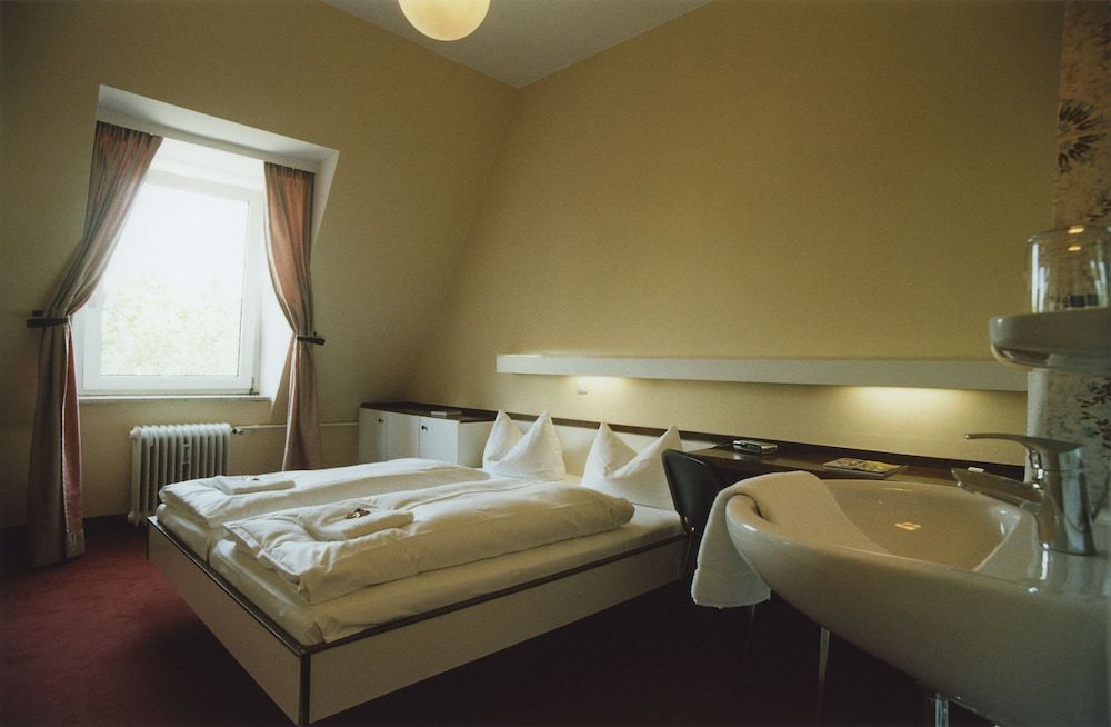 Hotel Jedermann Basic Double or Twin Room, Shared Bathroom (no TV no WLAN)