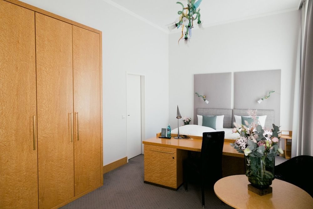 Dom Hotel Limburg Deluxe Double Room 7