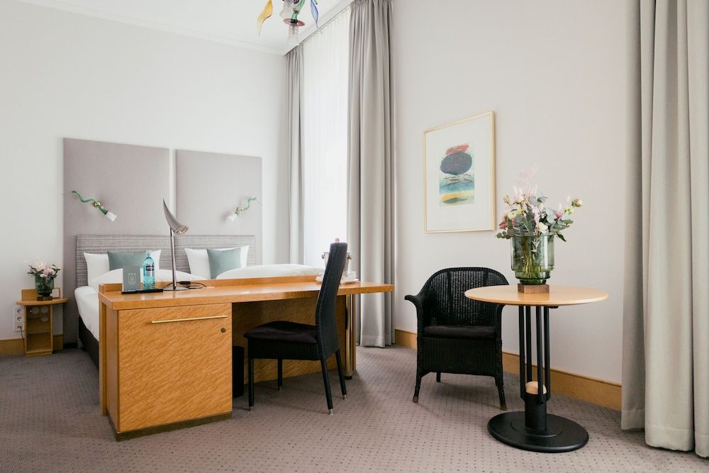 Dom Hotel Limburg Deluxe Double Room 8