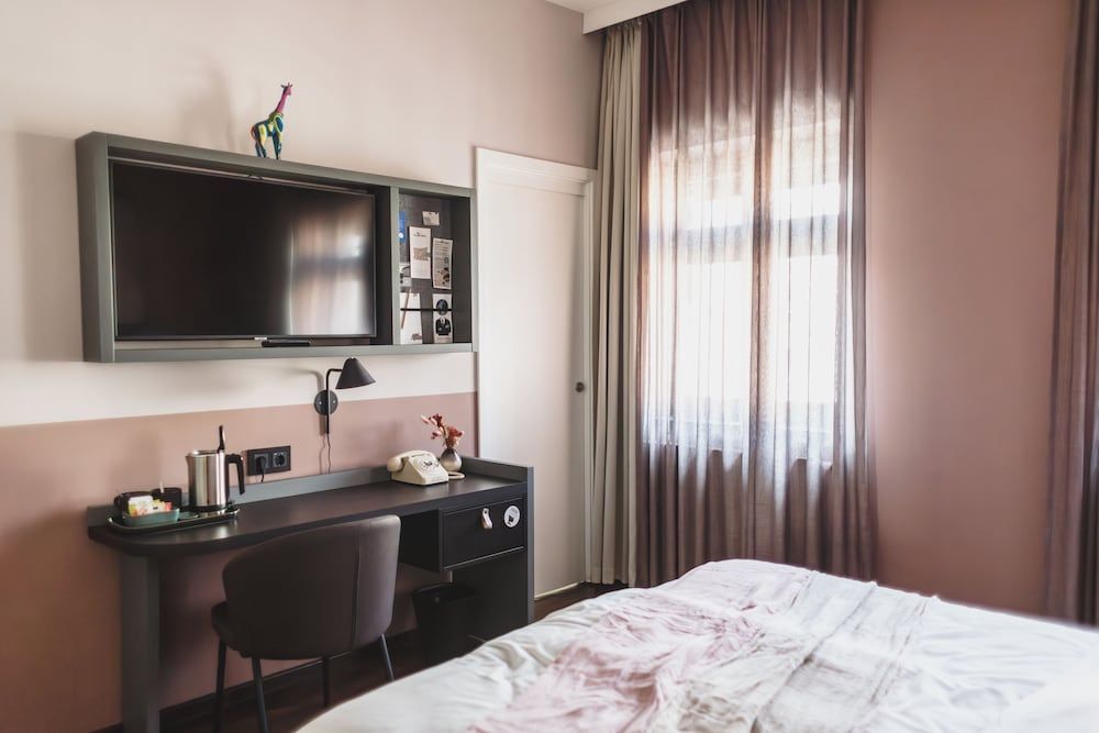 The Circus Hotel Double Room with Queen size bed 8