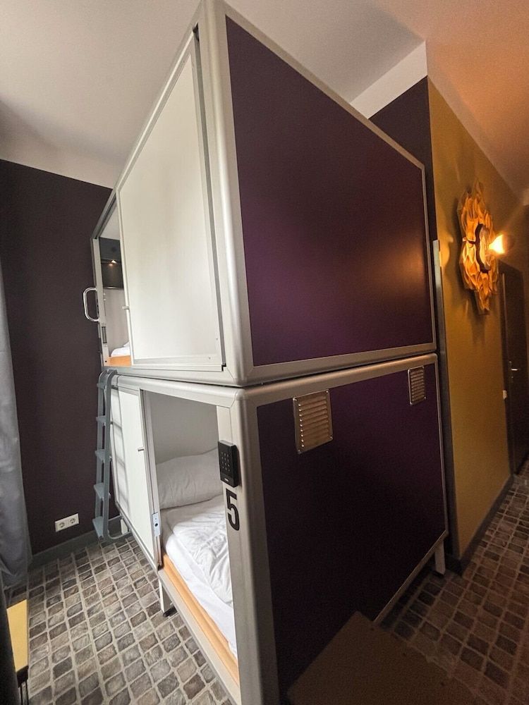 Sunflower Hostel Berlin King Size Capsule (for 2 people), with shared bathroom 4