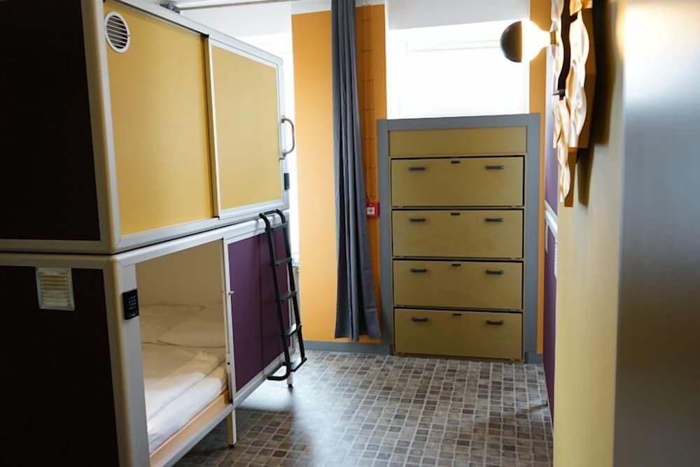 Sunflower Hostel Berlin King Size Capsule (for 2 people), with shared bathroom 8