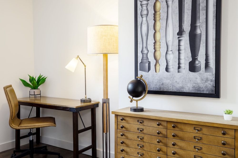 Hotel Indigo Boston Garden by IHG Standard Room, 1 King Bed, Roll-in Shower (Communications, Roll-In Shower) 8