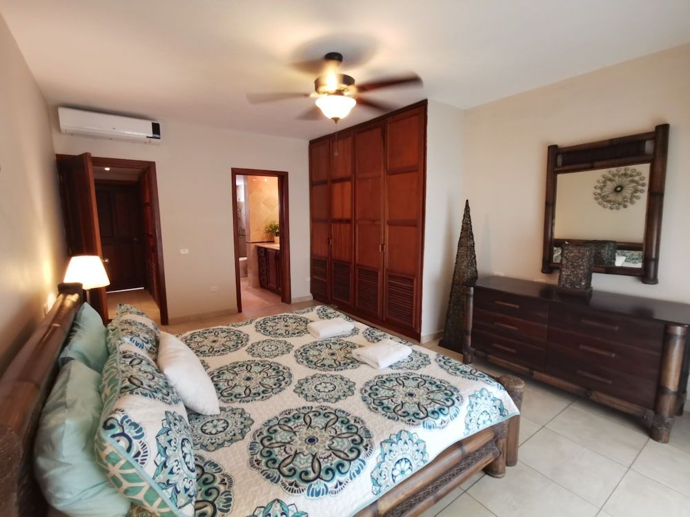 Royal Condo, 2 Bedrooms, Pool View, Poolside