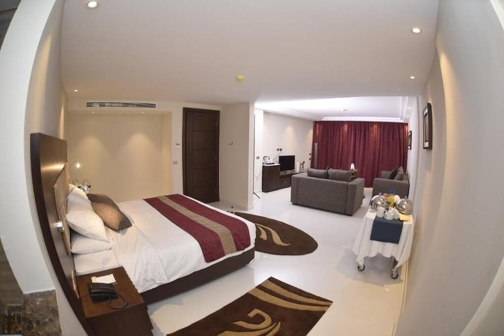 Executive Suite, Pool View