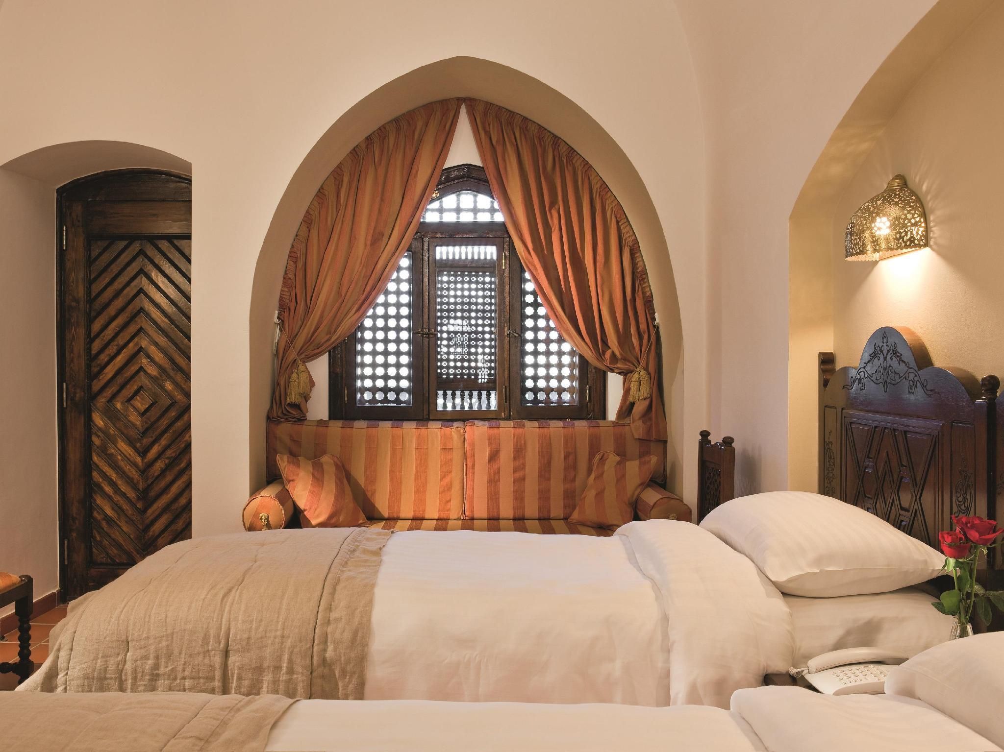 Classic Twin - Partial Sea View