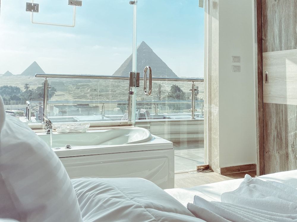 Best View Pyramids Hotel Deluxe King Suite With Pyramids View 3