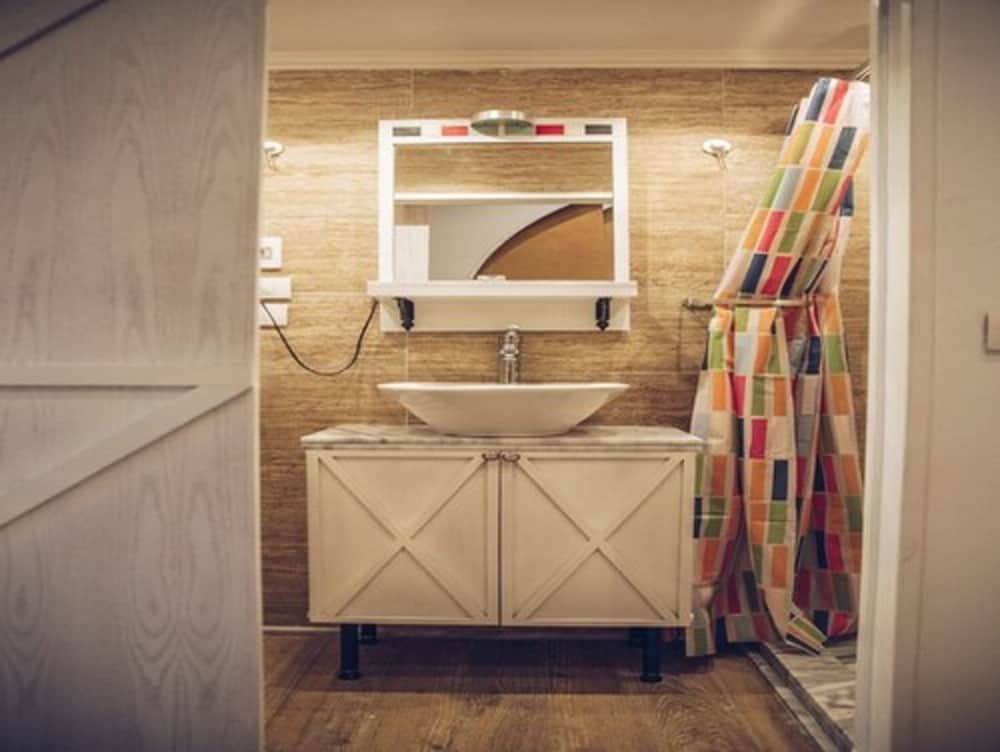 Paris Hotel Double Room, 1 Double Bed, Private Bathroom 4