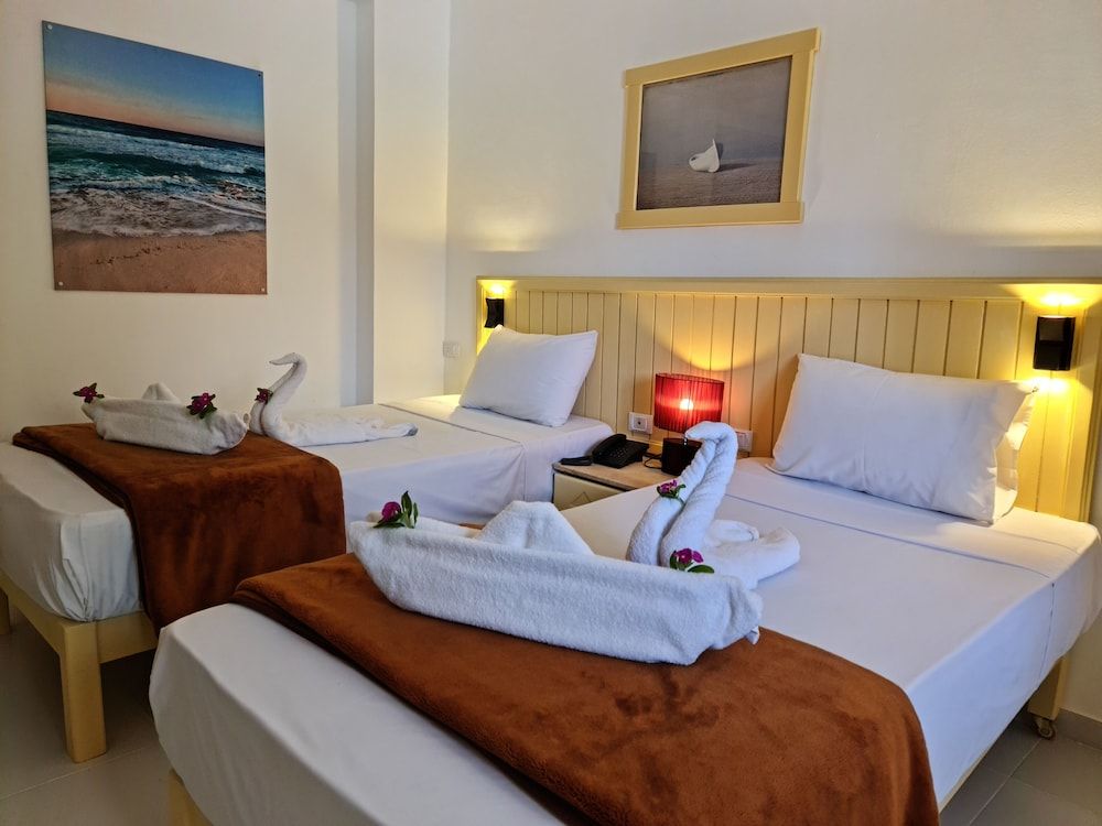 Deluxe, 1 Twin, Pool View, Balcony/Patio