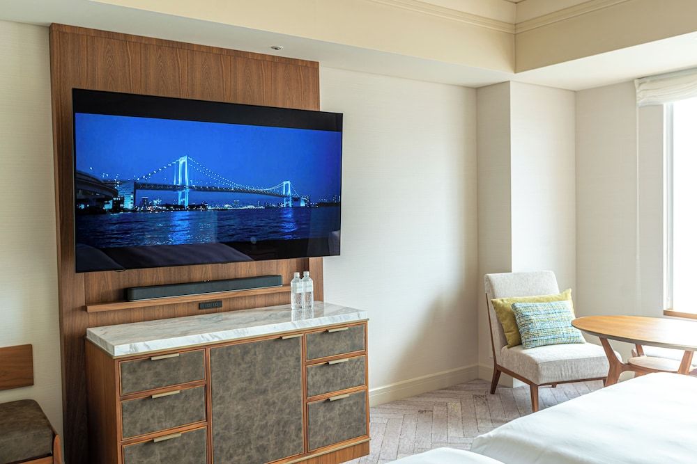 InterContinental Tokyo Bay by IHG Classic Room, 2 Twin Beds, River View 9