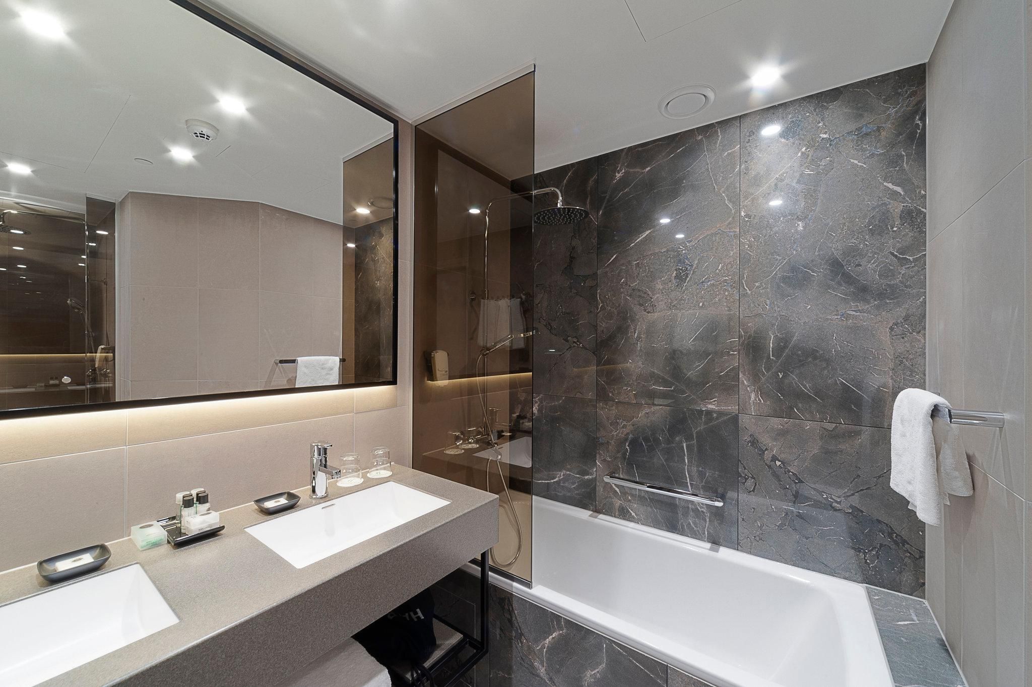 1 King 1 Bedroom Suite With Living Area