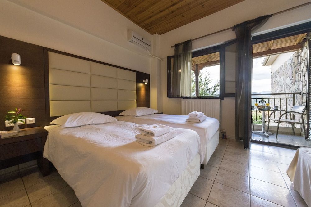 Thermios Apollon Hotel Deluxe Quadruple Room 3