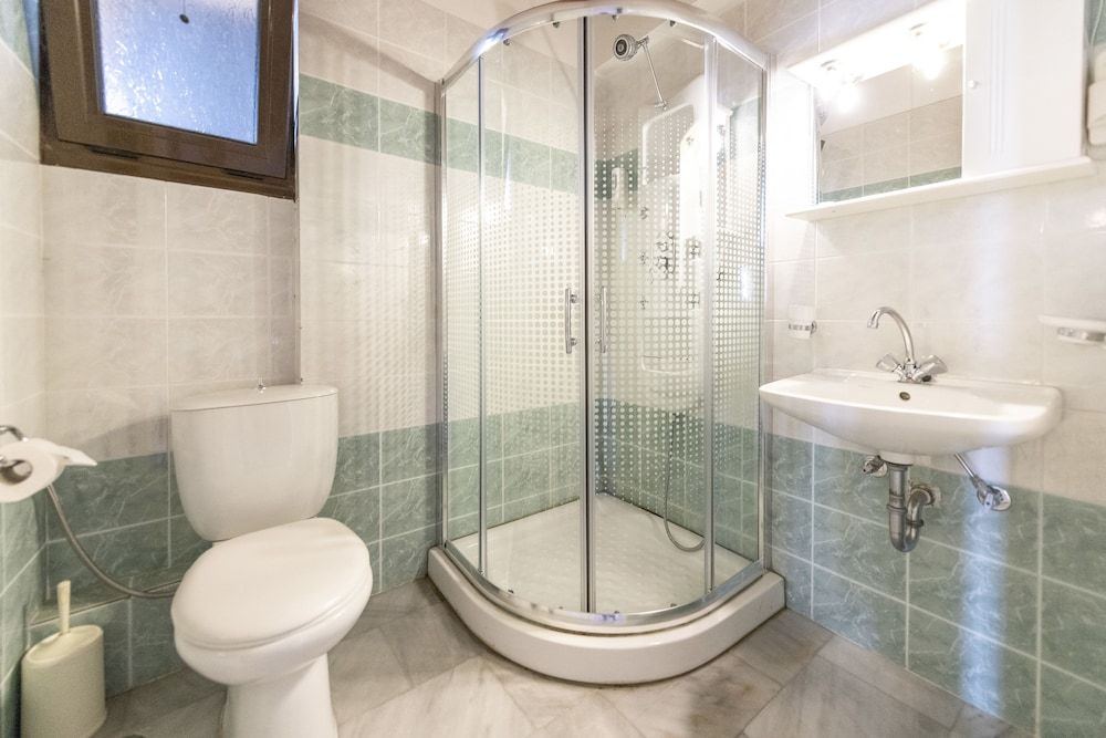 Thermios Apollon Hotel Deluxe Quadruple Room 5