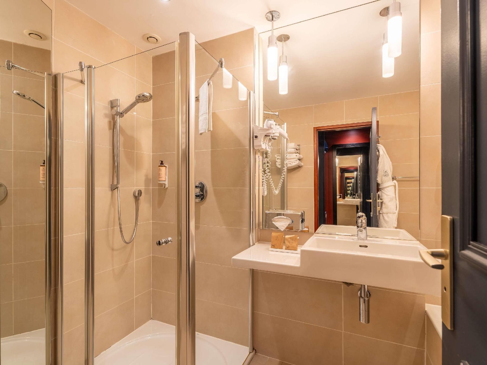 Junior Suite - 1 double bed and sofa