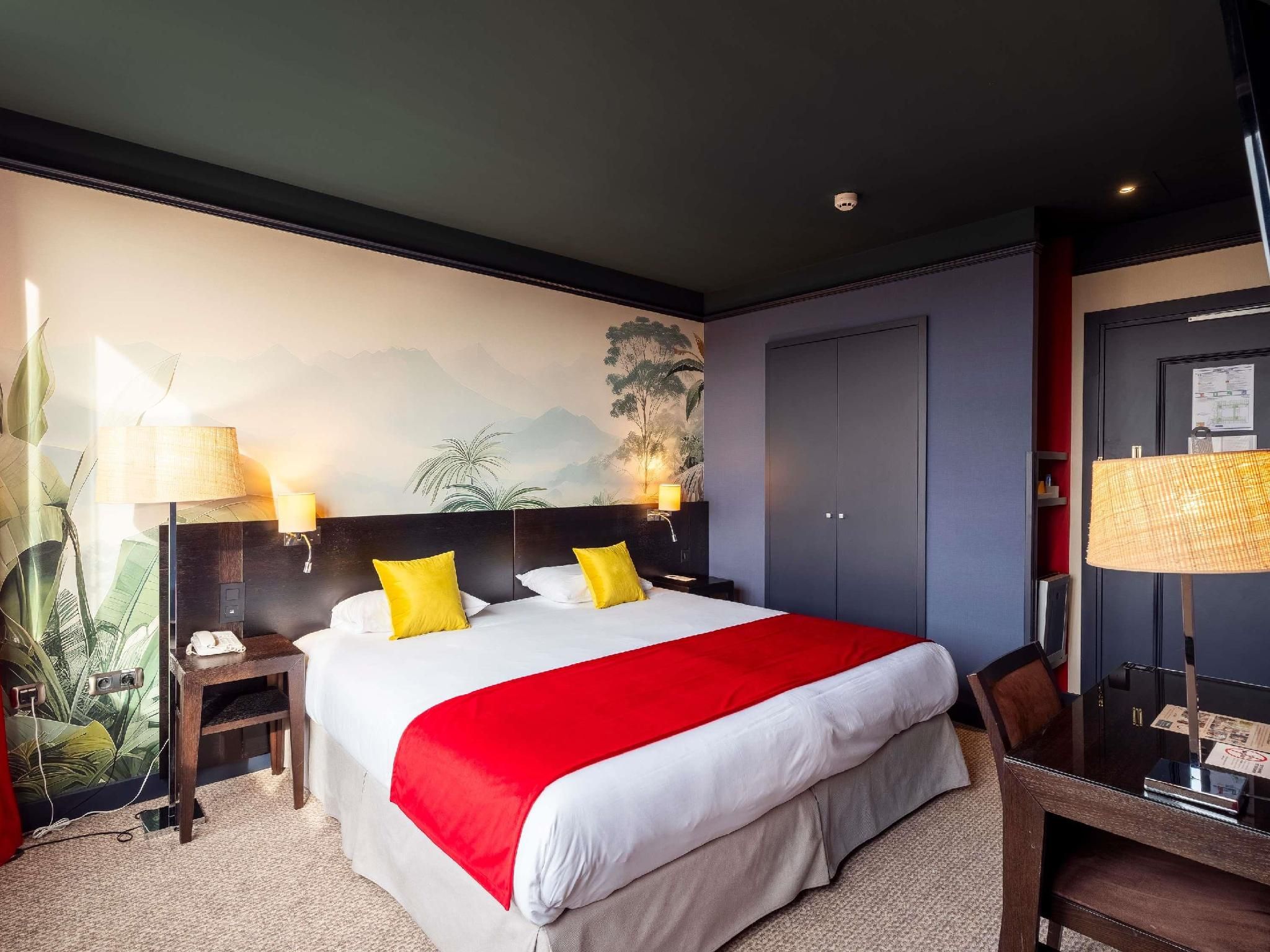 Superior and connecting rooms