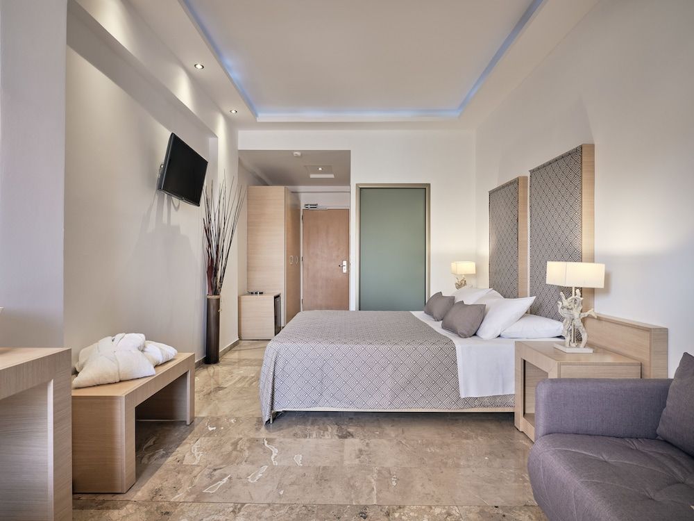 Deluxe Triple Room, Pool View