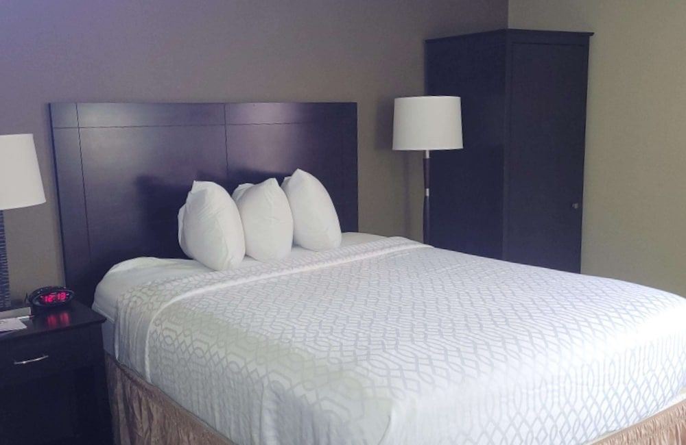 Best Western Plus Mishawaka Inn Standard Room, 1 King Bed, Non Smoking, Refrigerator & Microwave 3