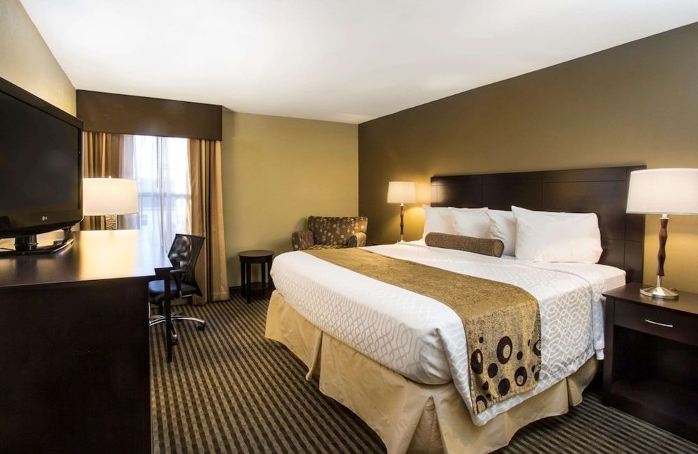 Best Western Plus Mishawaka Inn Standard Room, 1 King Bed, Non Smoking, Refrigerator & Microwave 2