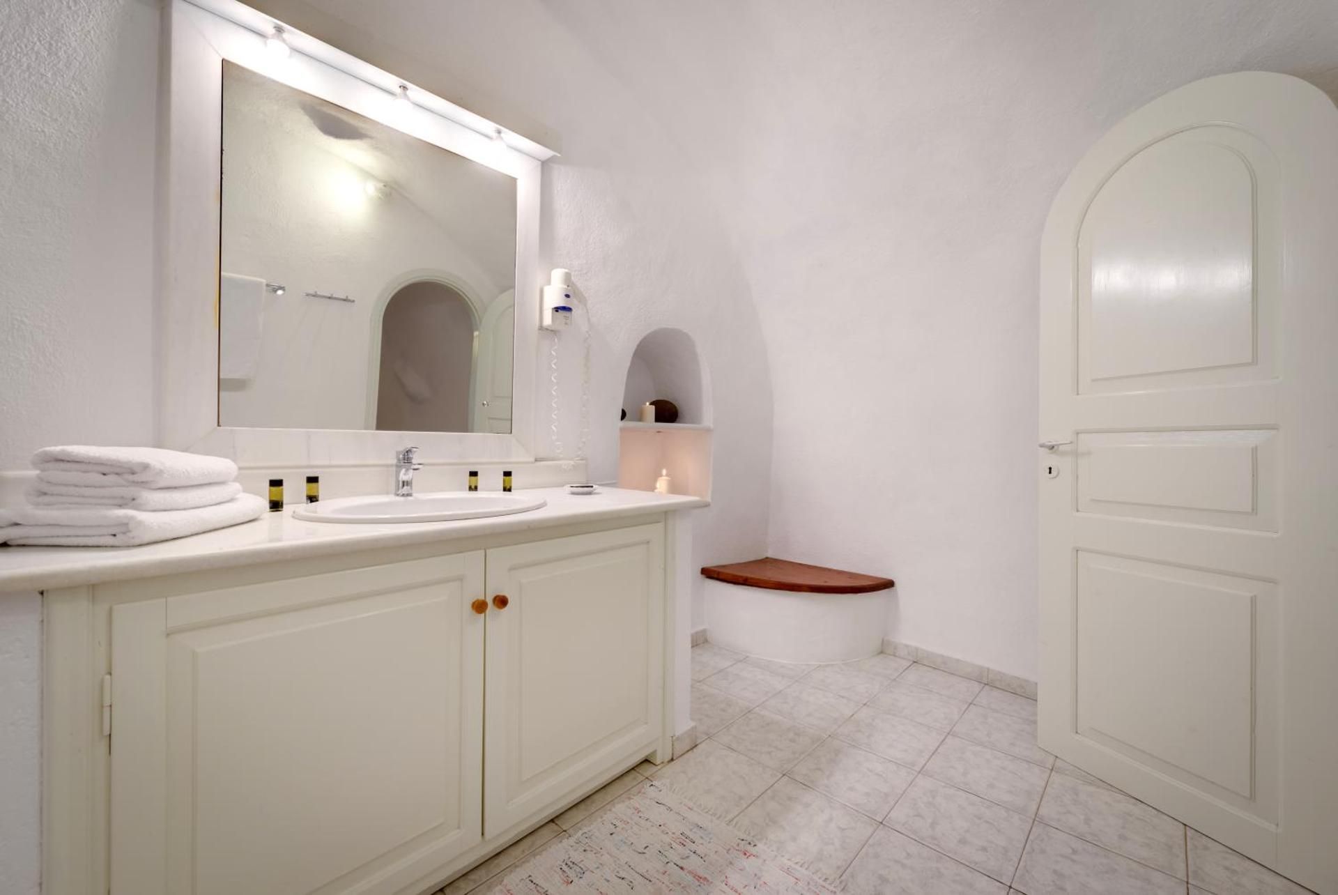 Classic Villa with Caldera View