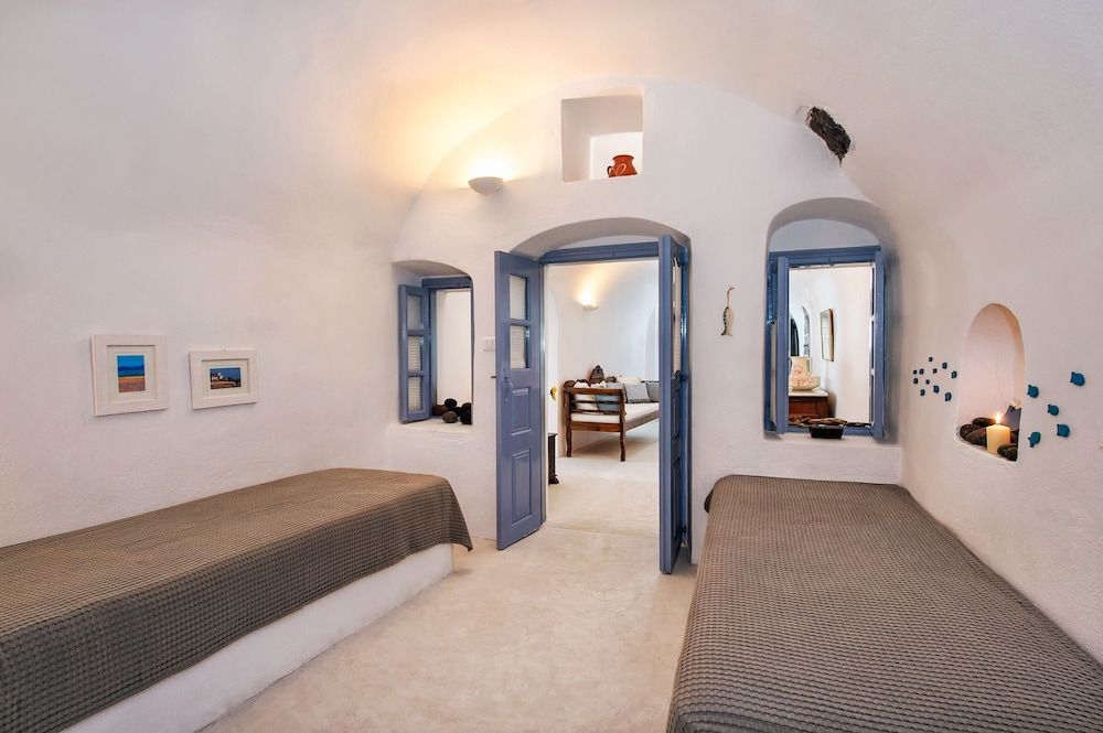 Skala Cave by Thireon Traditional House, 2 Bedrooms, Jetted Tub 6