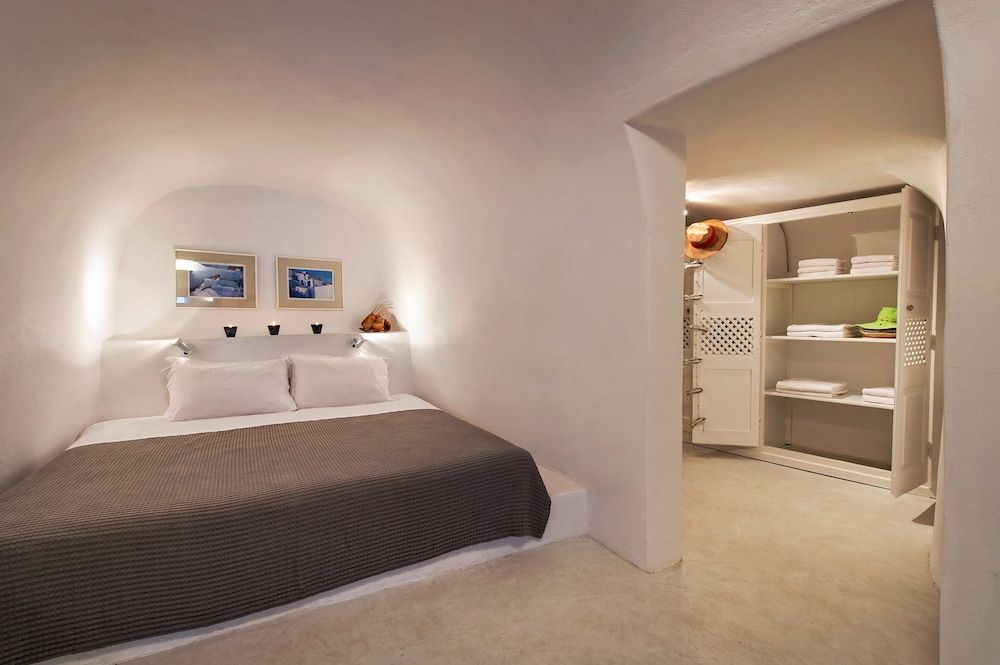 Skala Cave by Thireon