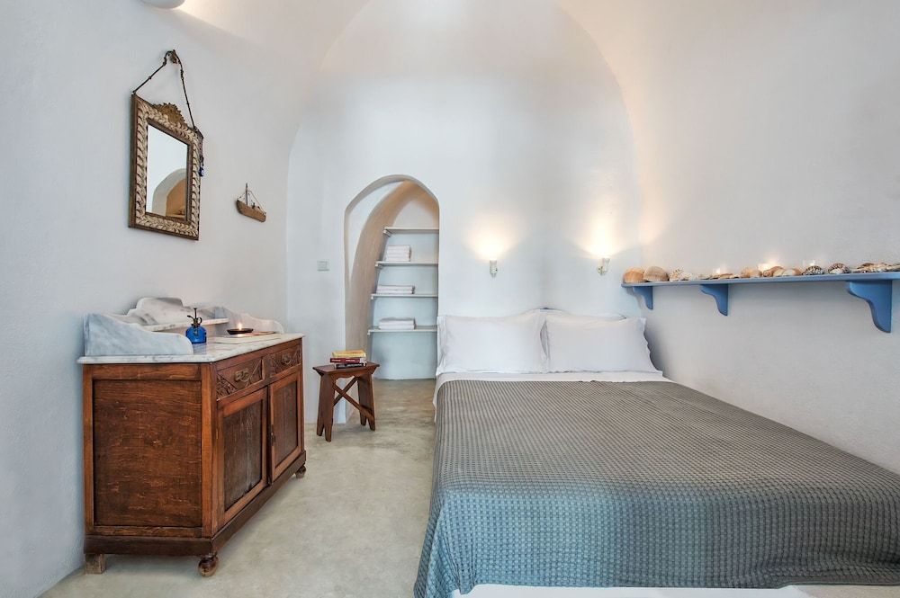 Skala Cave by Thireon Traditional House, 2 Bedrooms, Jetted Tub 5