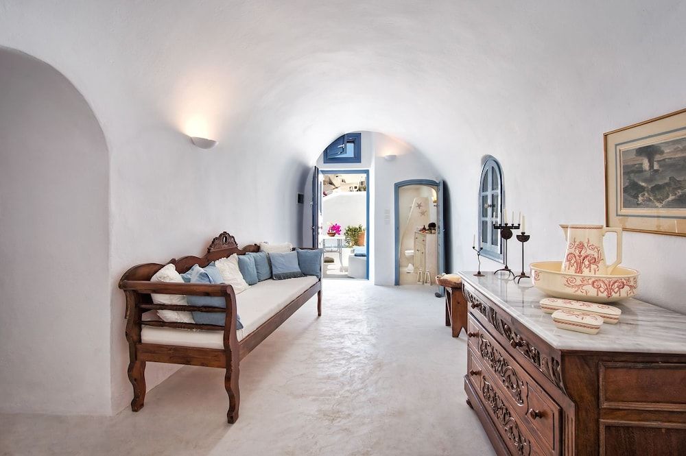 Skala Cave by Thireon Traditional House, 2 Bedrooms, Jetted Tub 13