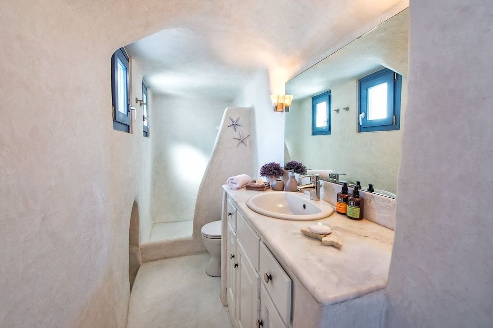 Skala Cave by Thireon Traditional House, 2 Bedrooms, Jetted Tub 8