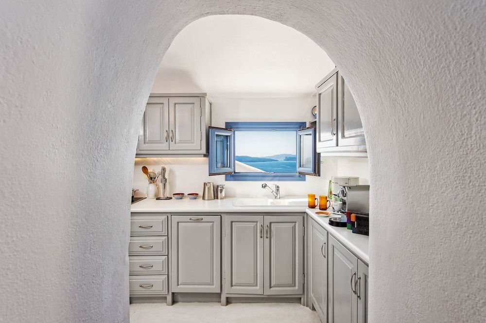 Skala Cave by Thireon Traditional House, 2 Bedrooms, Jetted Tub 9