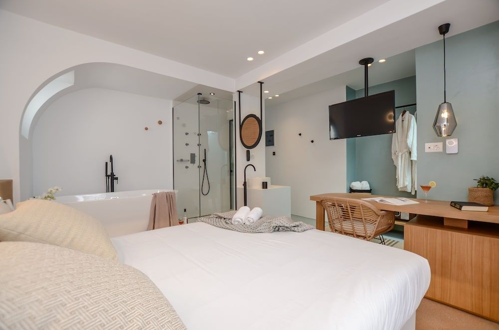 Design Room (Laertes Deluxe Double, Hydro massage Shower Jet, Bathtub)