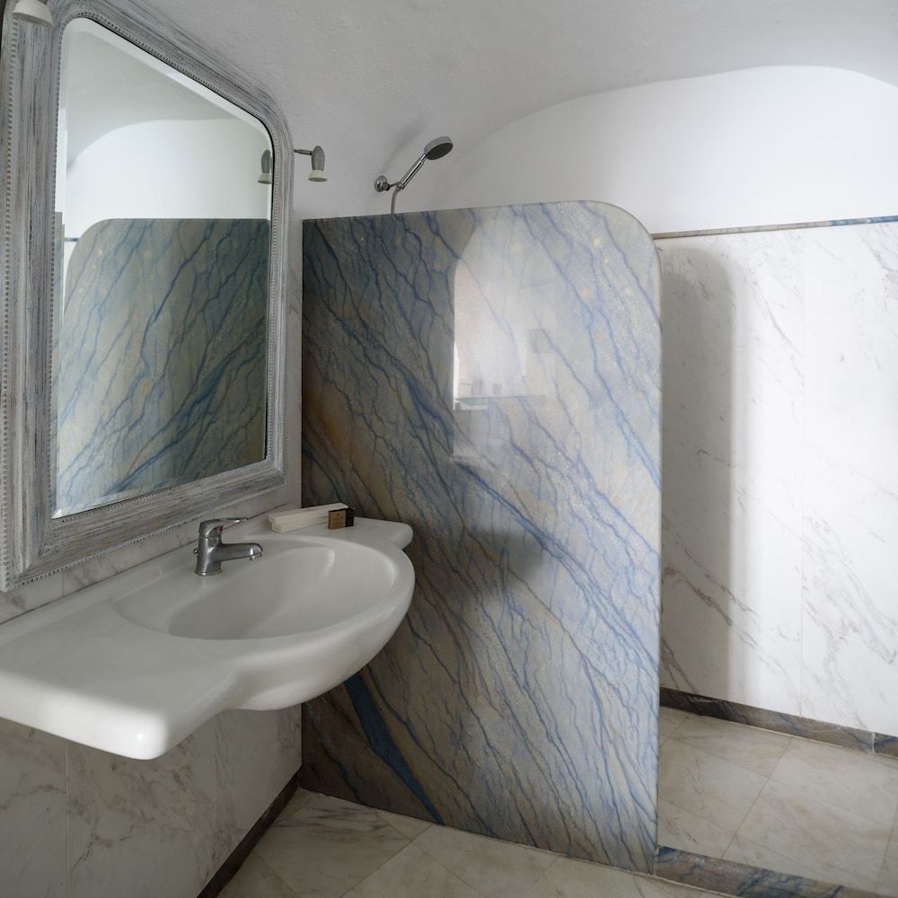 Zenith Blue Traditional Houses Honeymoon Cave Suite with 2 Hot Tubs (Caldera View) 12