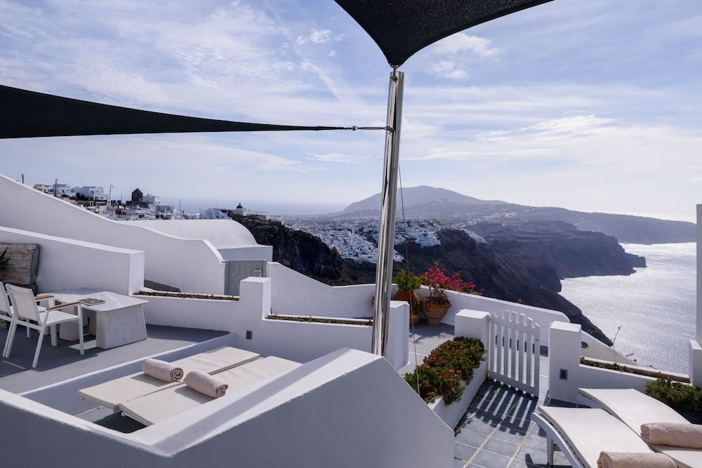 Zenith Blue Traditional Houses Honeymoon Cave Suite with 2 Hot Tubs (Caldera View) 2