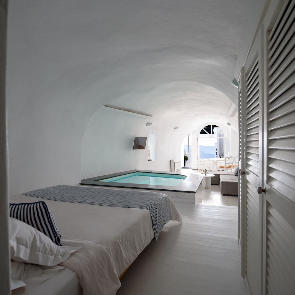 Zenith Blue Traditional Houses Honeymoon Cave Suite with 2 Hot Tubs (Caldera View)