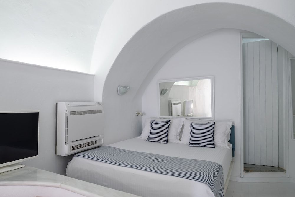 Zenith Blue Traditional Houses Cave 2 Bedroom Apartment with Hot Tub (Caldera View) 5