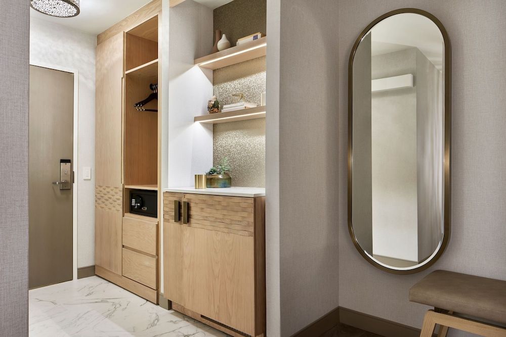 Deluxe Room, 1 King Bed (Hearing Accessible)