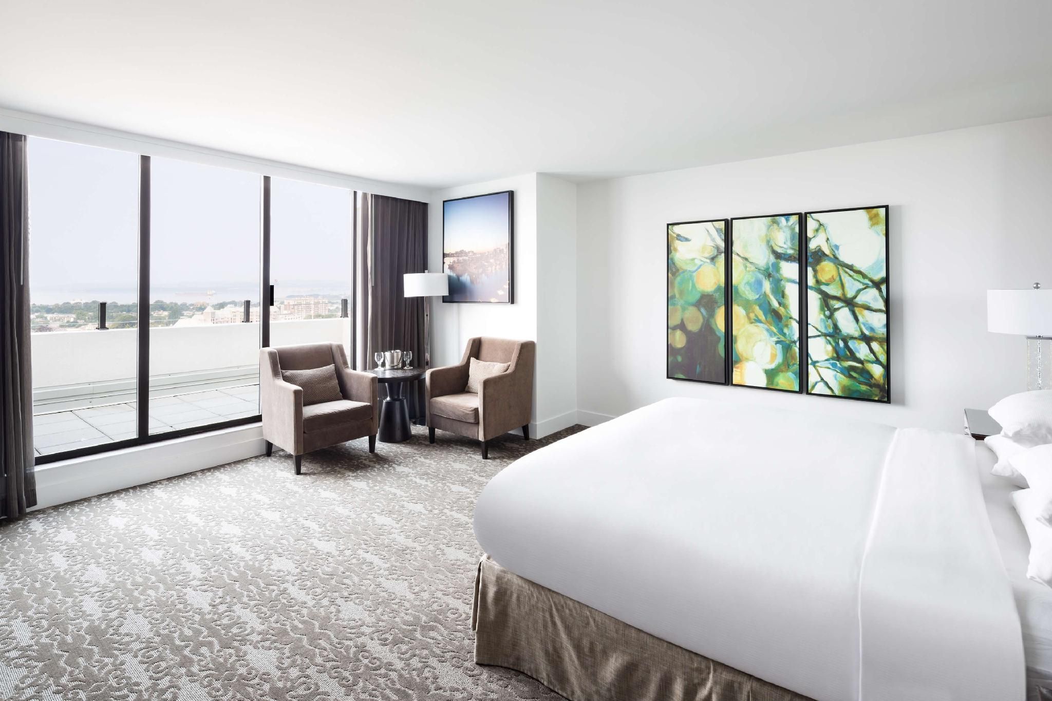 1 King Penthouse Suite - Mountain City Views