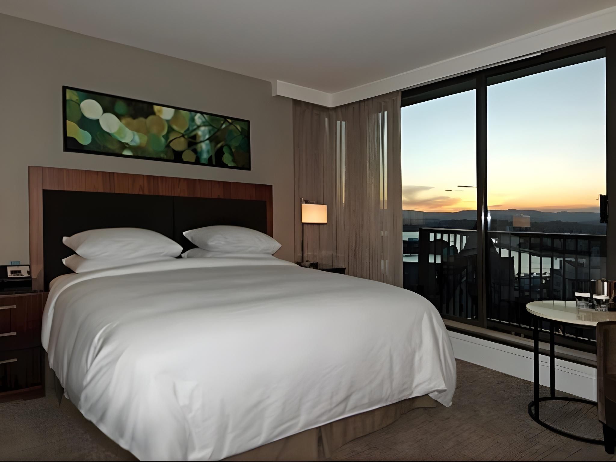 1 King 1 Bedroom Boardroom Suite - Water View