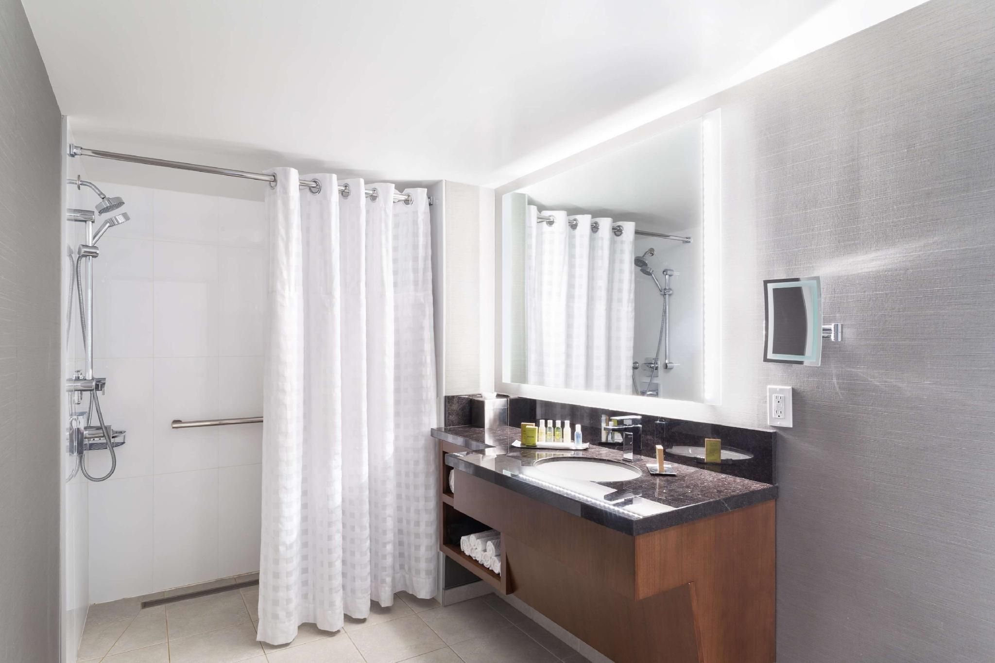 2 QUEEN BEDS - MOBILITY ACCESSIBLE RI SHOWER