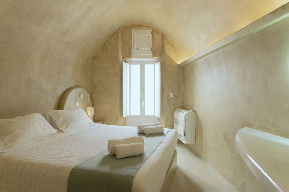 Oia Mansion Deluxe Villa, 4 Bedrooms, Hot Tub, Sea Facing 7