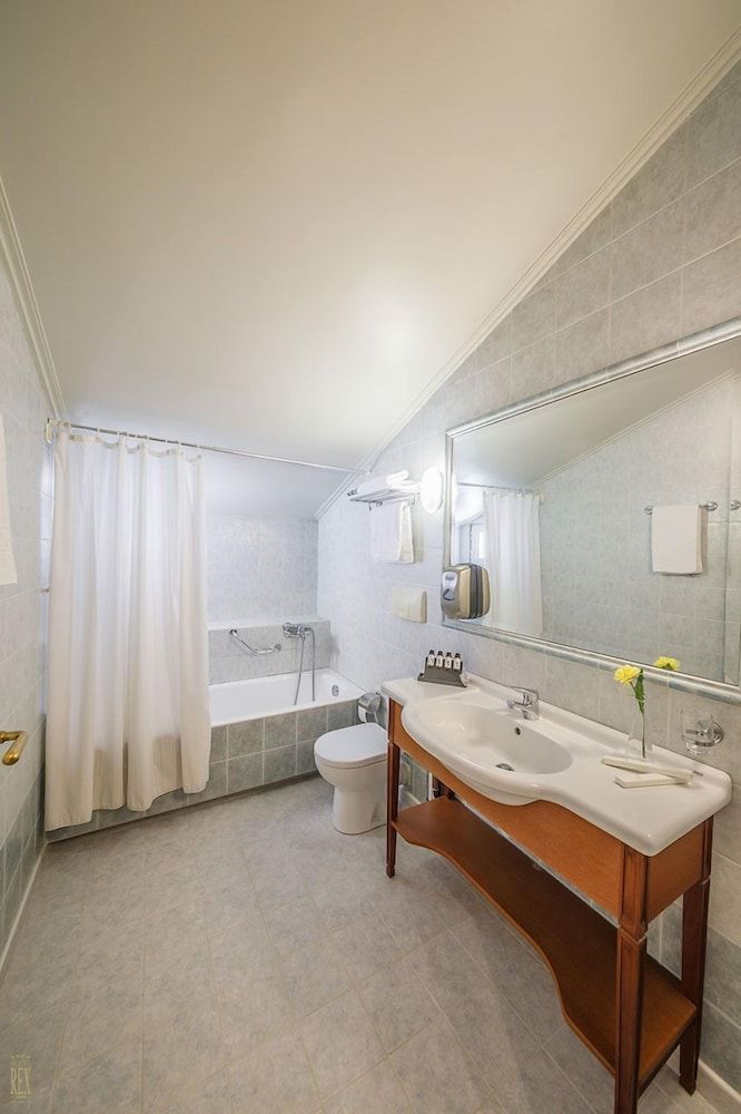 Rex Hotel Standard Room 6