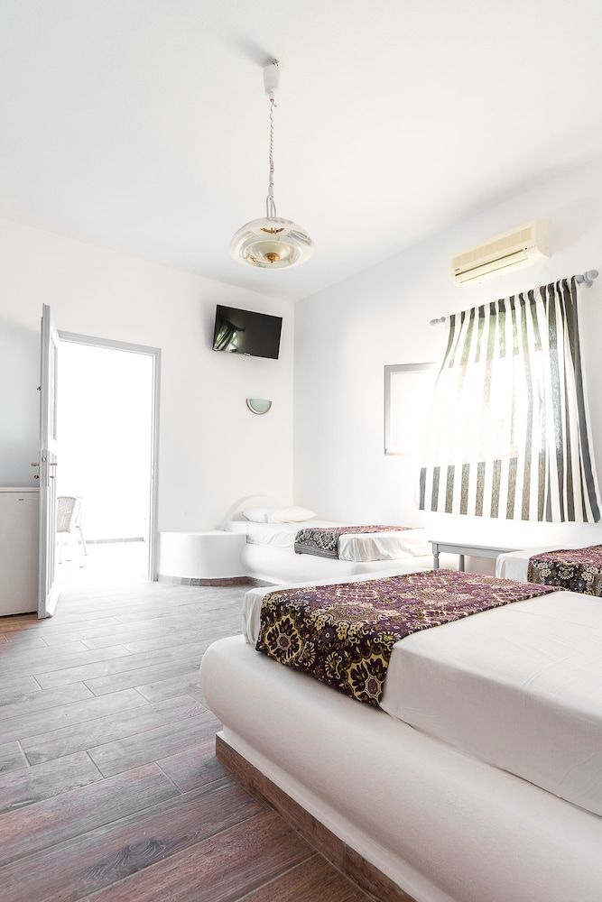 undefined Villa Iliovasilema Santorini 4
