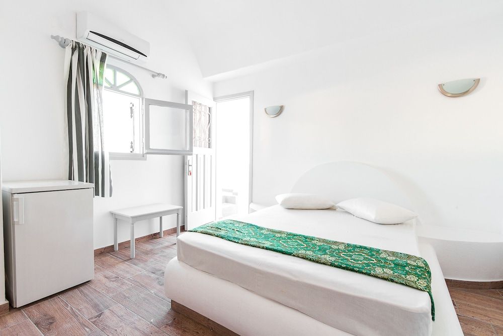 undefined Villa Iliovasilema Santorini 3
