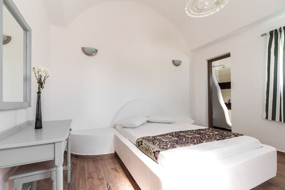 undefined Villa Iliovasilema Santorini 3